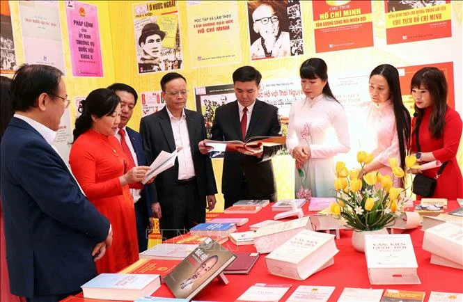 Khai trương không gian trưng bày sách, báo tuyên truyền về bầu cử Khai trương không gian trưng bày sách, báo tuyên truyền về bầu cử