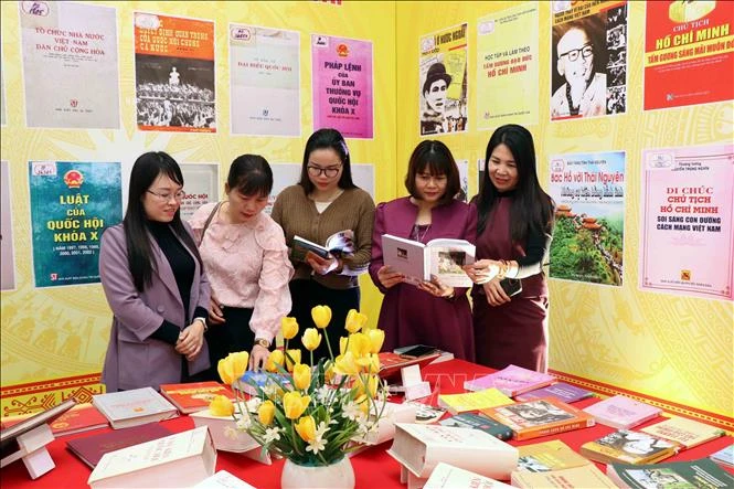 Khai trương không gian trưng bày sách, báo tuyên truyền về bầu cử Khai trương không gian trưng bày sách, báo tuyên truyền về bầu cử
