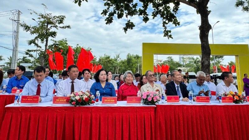 Khai trương trưng bày Nhà lưu niệm luật sư Nguyễn Hữu Thọ Khai trương trưng bày Nhà lưu niệm luật sư Nguyễn Hữu Thọ