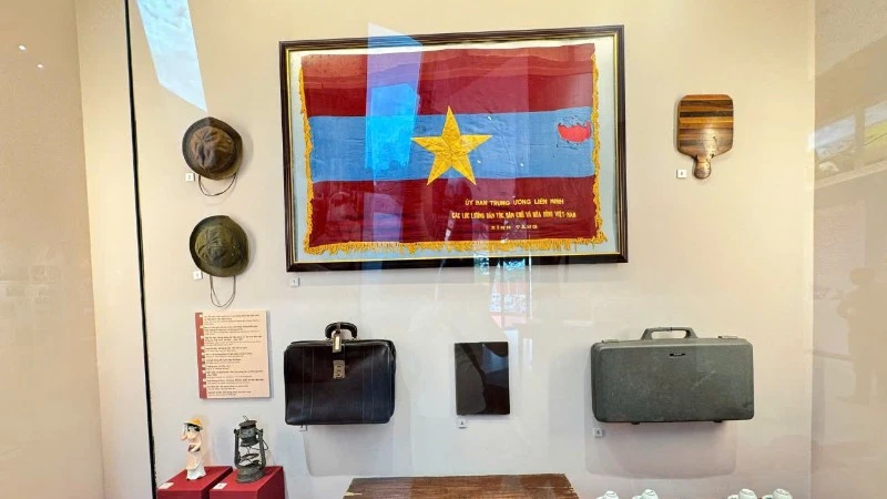 Khai trương trưng bày Nhà lưu niệm luật sư Nguyễn Hữu Thọ Khai trương trưng bày Nhà lưu niệm luật sư Nguyễn Hữu Thọ