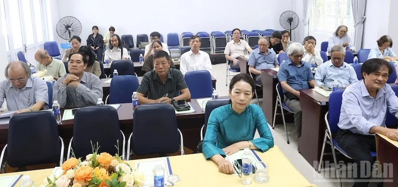 Khẳng định vai trò đầu tàu văn học địa phương của Chi hội Nhà văn Việt Nam thành phố Đà Nẵng Khẳng định vai trò đầu tàu văn học địa phương của Chi hội Nhà văn Việt Nam thành phố Đà Nẵng
