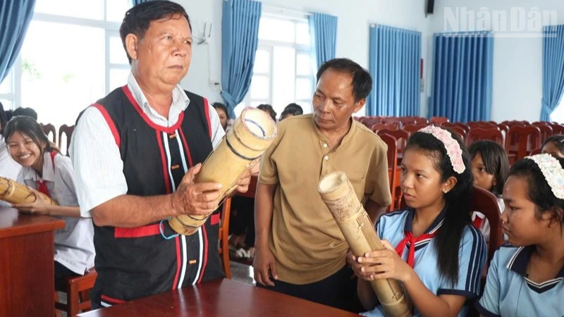 Khánh Hòa: Học sinh Raglai nối dài tiếng đàn Chapi giữa núi rừng