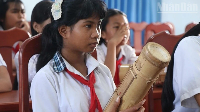 Khánh Hòa: Học sinh Raglai nối dài tiếng đàn Chapi giữa núi rừng
