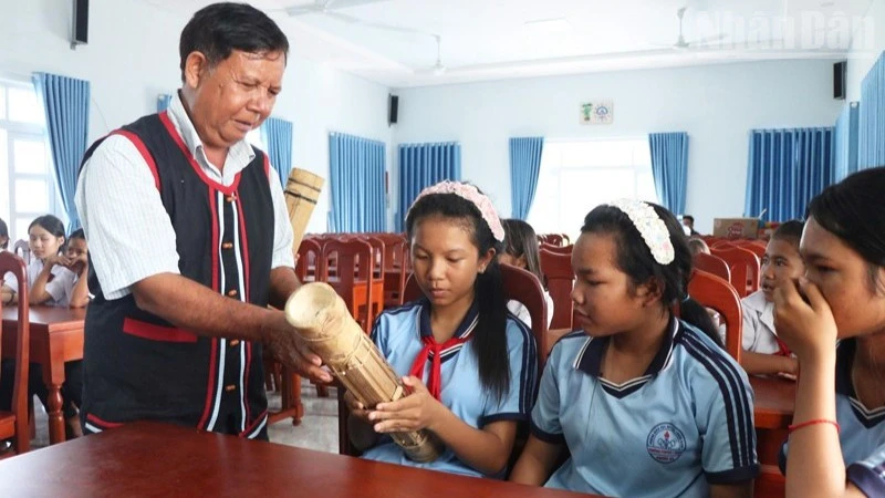 Khánh Hòa: Học sinh Raglai nối dài tiếng đàn Chapi giữa núi rừng