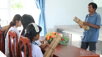 Khánh Hòa: Học sinh Raglai nối dài tiếng đàn Chapi giữa núi rừng