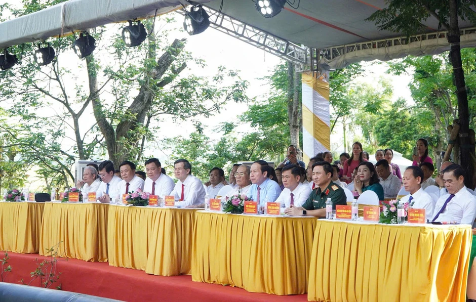 Khánh thành công trình Thác 9 tầng tại khu mộ bà Hoàng Thị Loan Khánh thành công trình Thác 9 tầng tại khu mộ bà Hoàng Thị Loan
