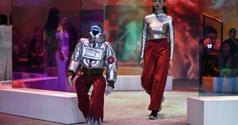 Khi robot 'sải bước' trên sàn catwalk