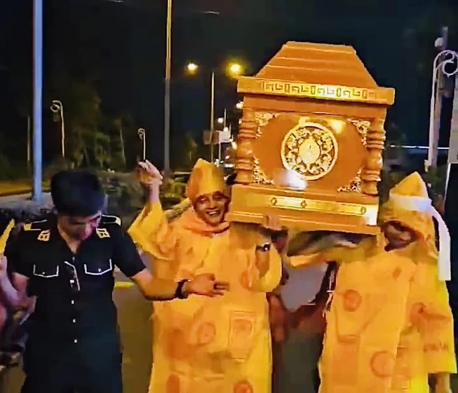 Khiêng quan tài nhảy múa trên đường: Trò đùa lệch chuẩn Khiêng quan tài nhảy múa trên đường: Trò đùa lệch chuẩn