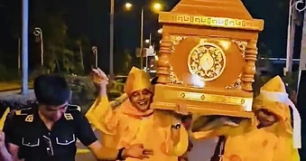 Khiêng quan tài nhảy múa trên đường: Trò đùa lệch chuẩn