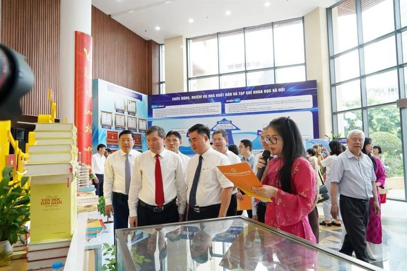 Khoa học xã hội trong “Dòng chảy tri thức - Kiến tạo tương lai” Khoa học xã hội trong “Dòng chảy tri thức - Kiến tạo tương lai”