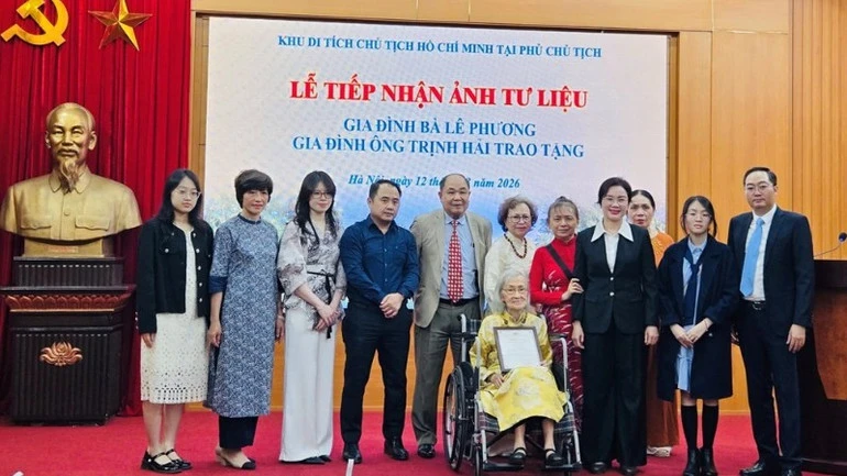 Khu Di tích Phủ Chủ tịch tiếp nhận ảnh tư liệu về Chủ tịch Hồ Chí Minh Khu Di tích Phủ Chủ tịch tiếp nhận ảnh tư liệu về Chủ tịch Hồ Chí Minh