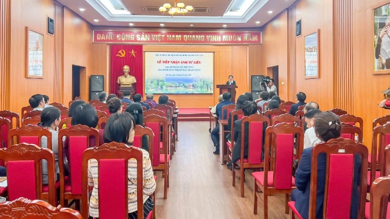 Khu Di tích Phủ Chủ tịch tiếp nhận ảnh tư liệu về Chủ tịch Hồ Chí Minh Khu Di tích Phủ Chủ tịch tiếp nhận ảnh tư liệu về Chủ tịch Hồ Chí Minh