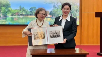 Khu Di tích Phủ Chủ tịch tiếp nhận ảnh tư liệu về Chủ tịch Hồ Chí Minh