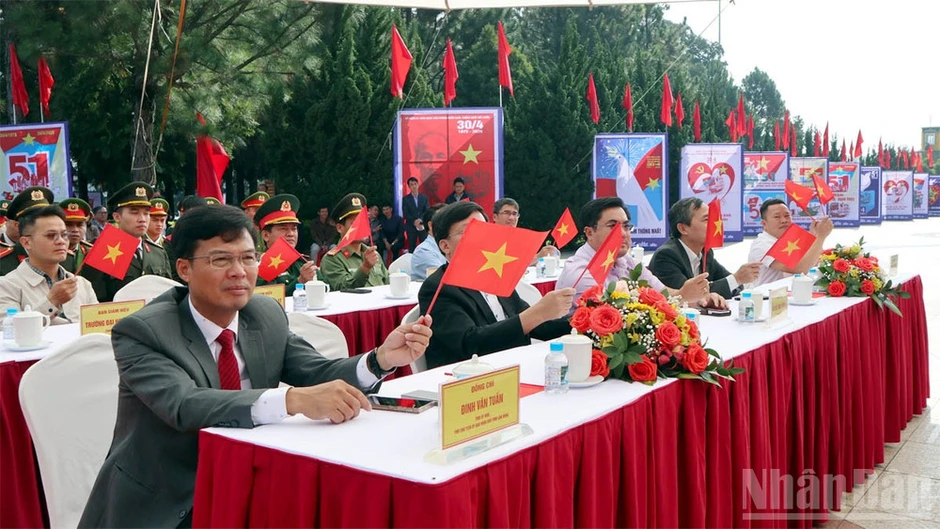 Lâm Đồng: Triển lãm tranh cổ động kỷ niệm 51 năm Ngày Giải phóng miền nam, thống nhất đất nước