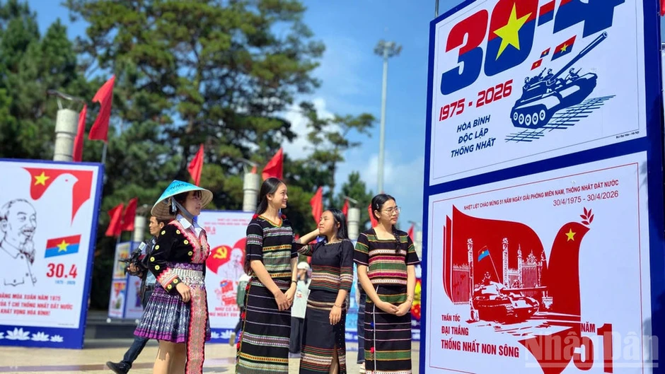 Lâm Đồng: Triển lãm tranh cổ động kỷ niệm 51 năm Ngày Giải phóng miền nam, thống nhất đất nước