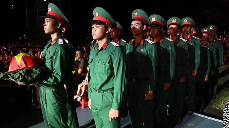 Lắng đọng với chương trình nghệ thuật "Ánh sao Tổ quốc" Lắng đọng với chương trình nghệ thuật "Ánh sao Tổ quốc"