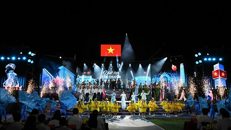 Lắng đọng với chương trình nghệ thuật "Ánh sao Tổ quốc" Lắng đọng với chương trình nghệ thuật "Ánh sao Tổ quốc"