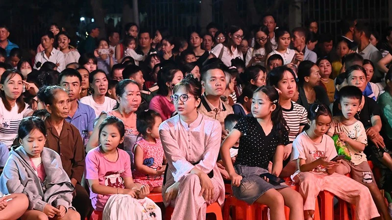 Lắng đọng với chương trình nghệ thuật "Ánh sao Tổ quốc" Lắng đọng với chương trình nghệ thuật "Ánh sao Tổ quốc"