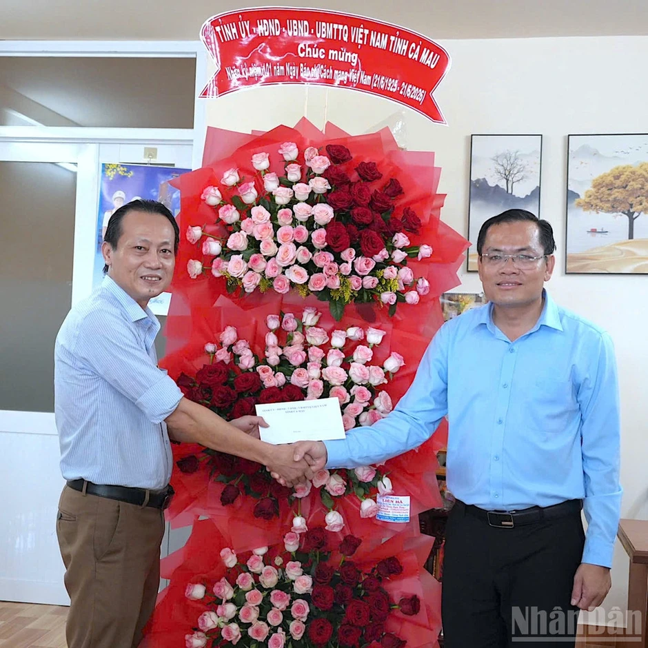 Lãnh đạo Cà Mau thăm, chúc mừng các cơ quan báo chí dịp 21/6