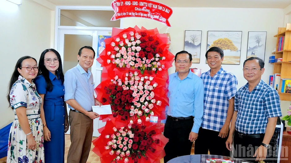 Lãnh đạo Cà Mau thăm, chúc mừng các cơ quan báo chí dịp 21/6
