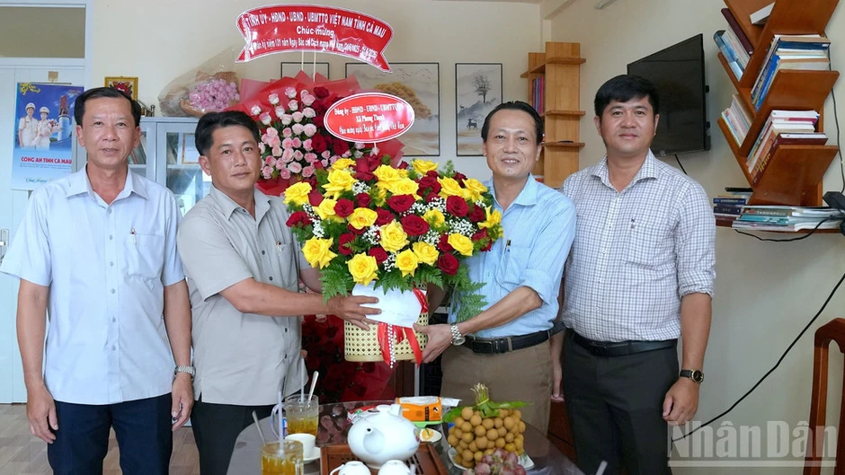 Lãnh đạo Cà Mau thăm, chúc mừng các cơ quan báo chí dịp 21/6