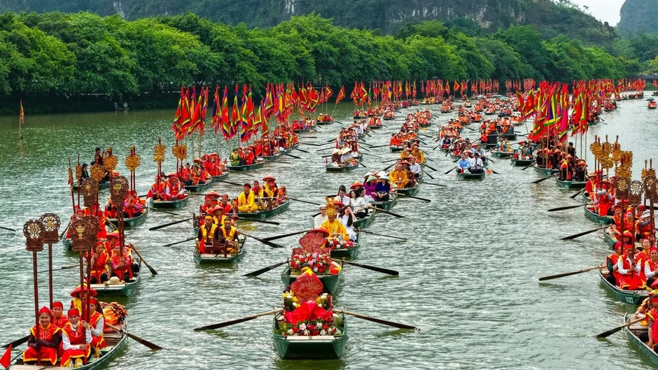 Lễ hội Tràng An tái hiện cảnh nhà vua đi lấy nước độc đáo Lễ hội Tràng An tái hiện cảnh nhà vua đi lấy nước độc đáo