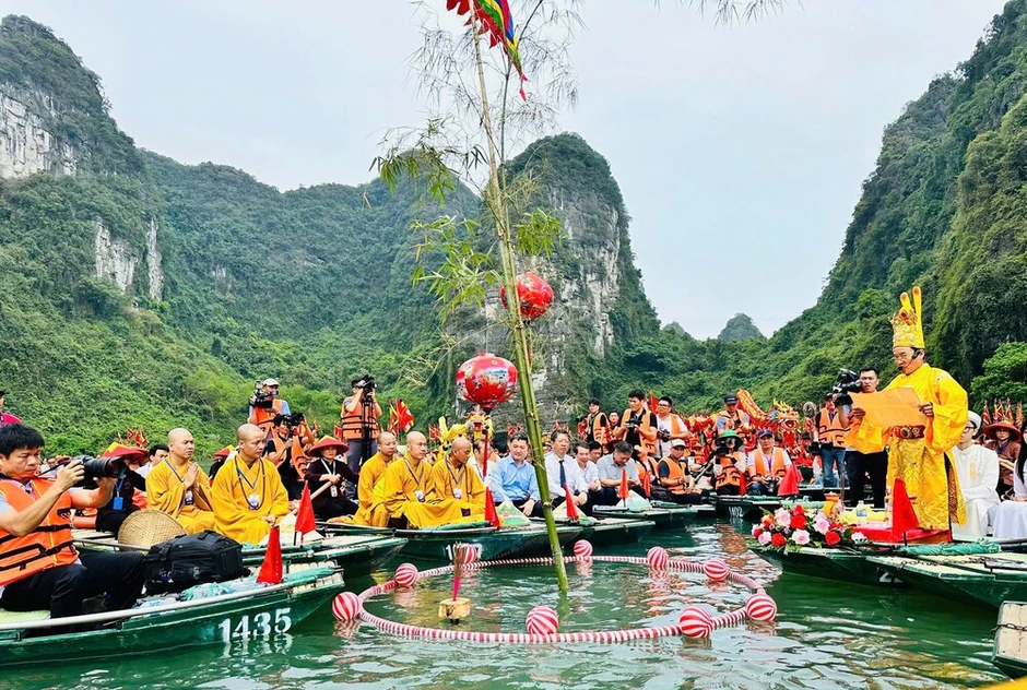 Lễ hội Tràng An tái hiện cảnh nhà vua đi lấy nước độc đáo Lễ hội Tràng An tái hiện cảnh nhà vua đi lấy nước độc đáo