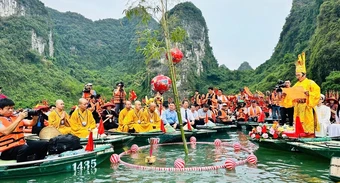 Lễ hội Tràng An tái hiện cảnh nhà vua đi lấy nước độc đáo
