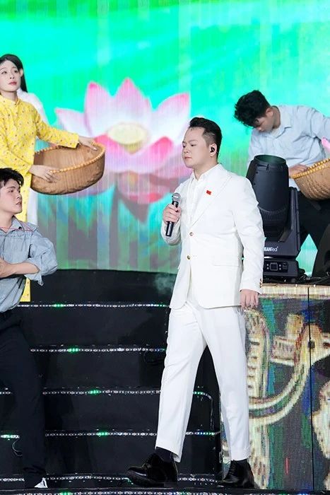 Lê Thanh Phong mang ví, giặm đến với 40.000 khán giả tại “Âm vang Tổ quốc” Lê Thanh Phong mang ví, giặm đến với 40.000 khán giả tại “Âm vang Tổ quốc”