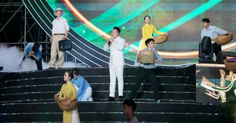Lê Thanh Phong mang ví, giặm đến với 40.000 khán giả tại “Âm vang Tổ quốc”