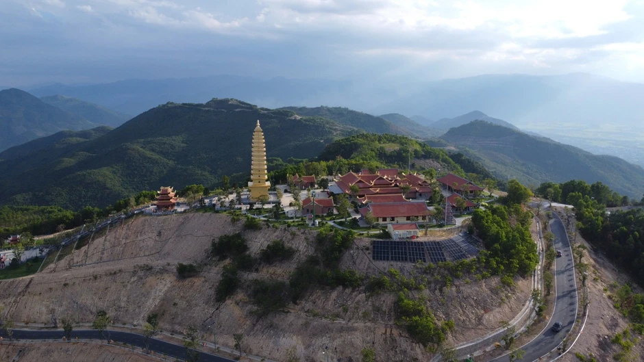 Lên núi Chín Khúc vãn cảnh chùa, nhìn Nha Trang từ trên cao Lên núi Chín Khúc vãn cảnh chùa, nhìn Nha Trang từ trên cao