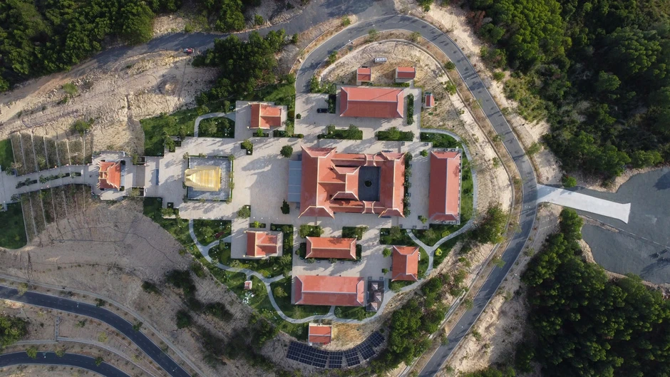 Lên núi Chín Khúc vãn cảnh chùa, nhìn Nha Trang từ trên cao Lên núi Chín Khúc vãn cảnh chùa, nhìn Nha Trang từ trên cao