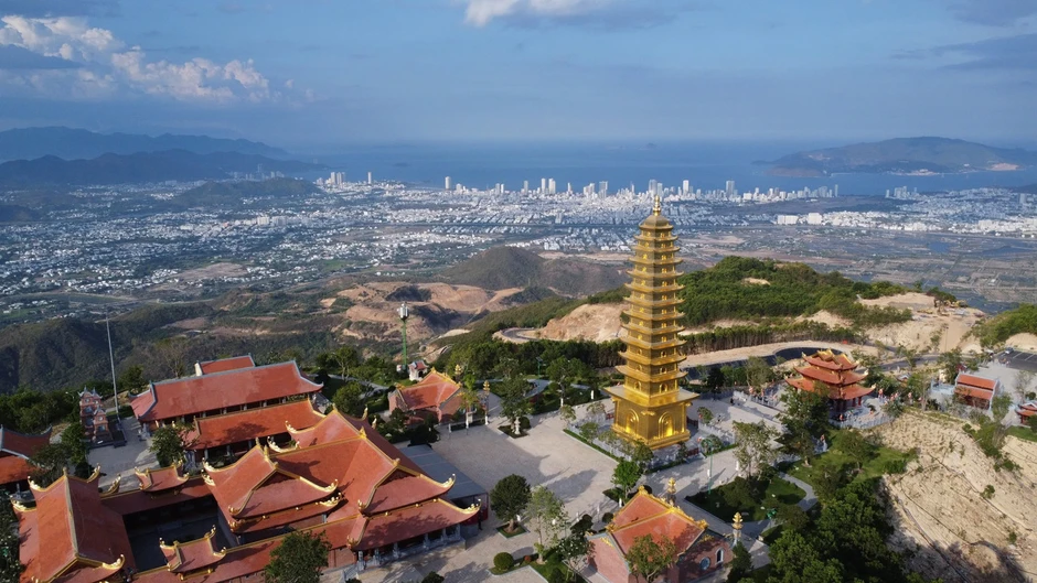 Lên núi Chín Khúc vãn cảnh chùa, nhìn Nha Trang từ trên cao Lên núi Chín Khúc vãn cảnh chùa, nhìn Nha Trang từ trên cao