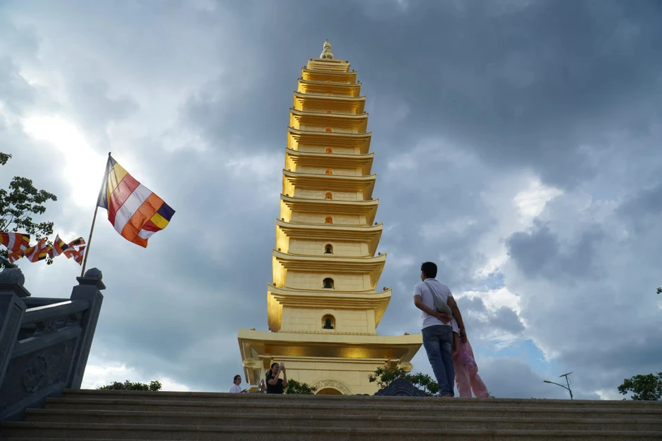 Lên núi Chín Khúc vãn cảnh chùa, nhìn Nha Trang từ trên cao Lên núi Chín Khúc vãn cảnh chùa, nhìn Nha Trang từ trên cao