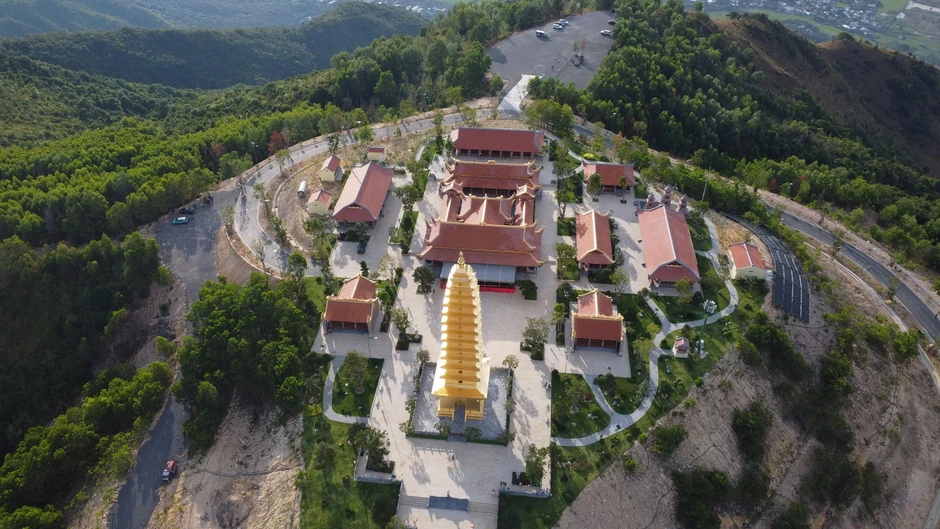 Lên núi Chín Khúc vãn cảnh chùa, nhìn Nha Trang từ trên cao Lên núi Chín Khúc vãn cảnh chùa, nhìn Nha Trang từ trên cao