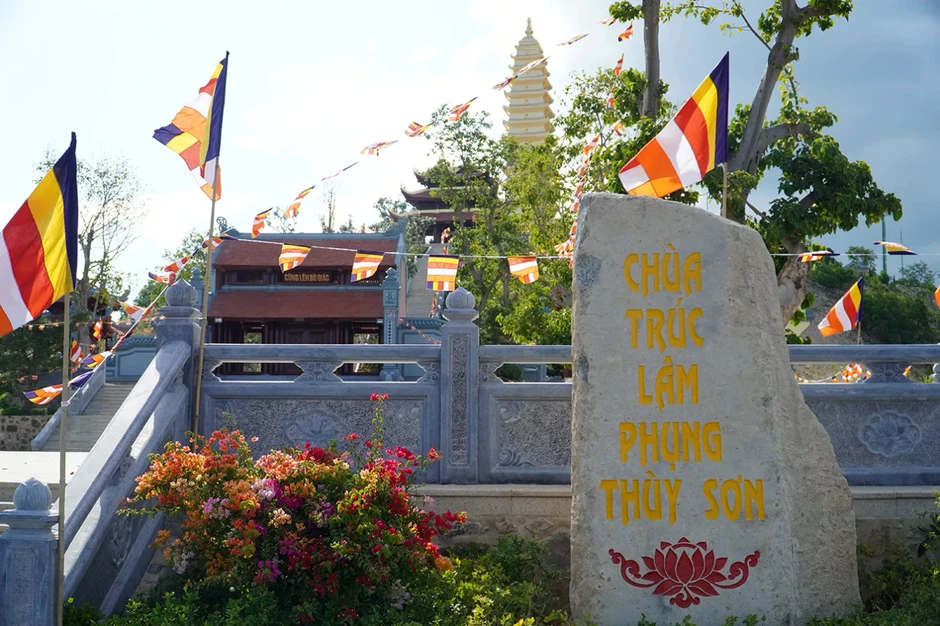 Lên núi Chín Khúc vãn cảnh chùa, nhìn Nha Trang từ trên cao Lên núi Chín Khúc vãn cảnh chùa, nhìn Nha Trang từ trên cao