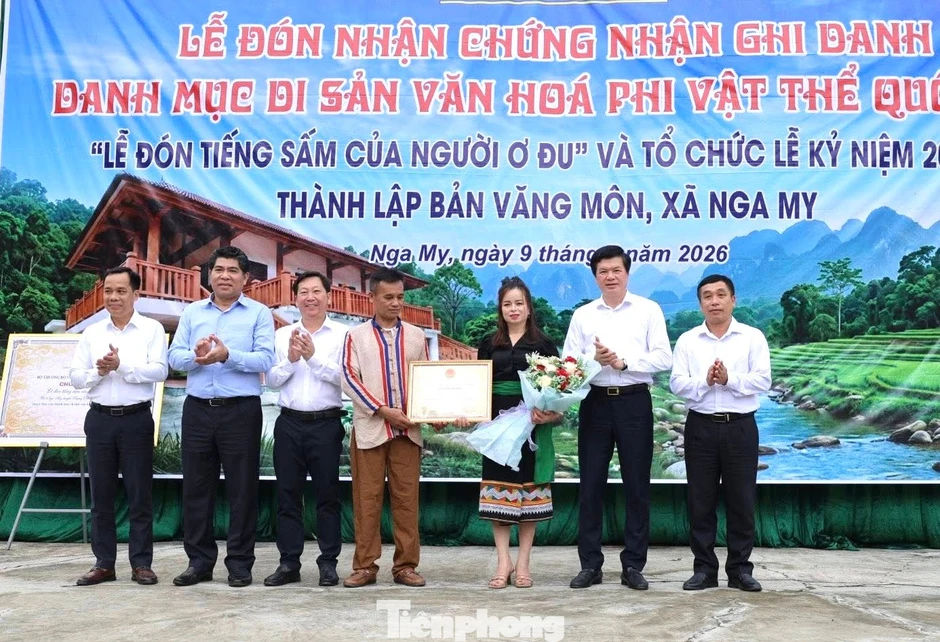 Linh thiêng lễ đón tiếng sấm của đồng bào Ơ Đu Linh thiêng lễ đón tiếng sấm của đồng bào Ơ Đu
