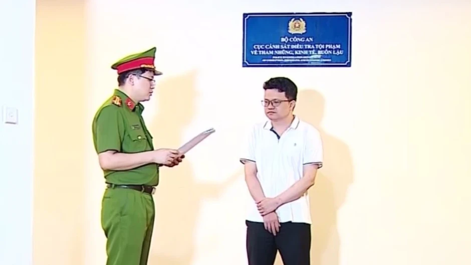 Lý do ca sĩ bolero Quang Lập và loạt giám đốc công ty âm nhạc bị khởi tố Lý do ca sĩ bolero Quang Lập và loạt giám đốc công ty âm nhạc bị khởi tố