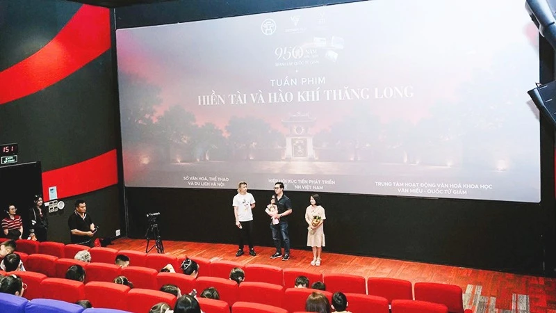 Mặc áo bản sắc để bước ra thế giới Mặc áo bản sắc để bước ra thế giới