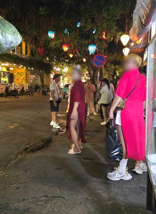 Mặc áo dài với bikini đi dạo ở Hội An, lỗi không chỉ ở du khách Mặc áo dài với bikini đi dạo ở Hội An, lỗi không chỉ ở du khách