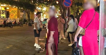 Mặc áo dài với bikini đi dạo ở Hội An, lỗi không chỉ ở du khách