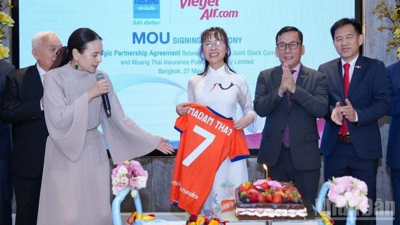 Madam Pang và Tiến sĩ Nguyễn Thị Phương Thảo đồng hành vì bóng đá và tình hữu nghị Việt Nam-Thái Lan Madam Pang và Tiến sĩ Nguyễn Thị Phương Thảo đồng hành vì bóng đá và tình hữu nghị Việt Nam-Thái Lan