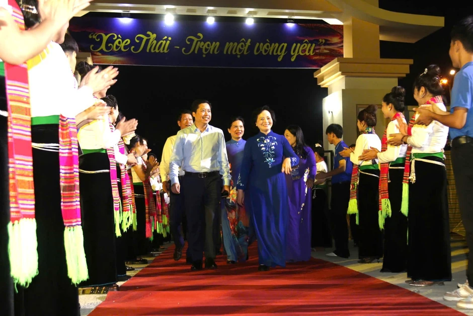 Mãn nhãn màn đại Xòe với 2.026 người