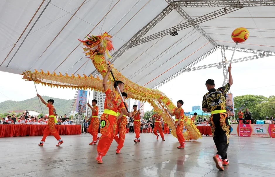 Mãn nhãn với màn tranh tài Rồng, Lân quốc tế giữa phố biển Quy Nhơn Mãn nhãn với màn tranh tài Rồng, Lân quốc tế giữa phố biển Quy Nhơn