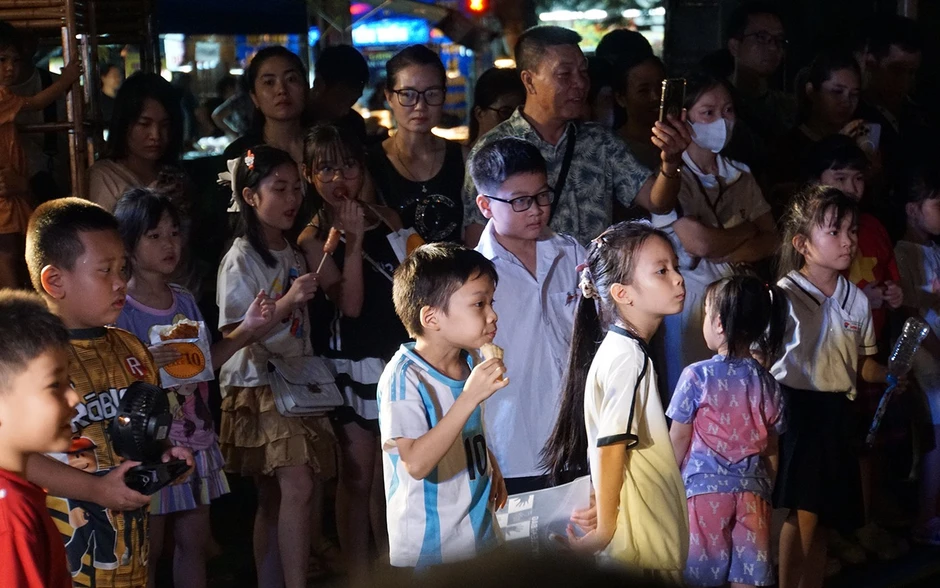 Mãn nhãn xem múa rối ở Lễ hội Hoa Phượng Đỏ 2026