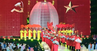 Mùa áo dài rực rỡ giữa lòng thành phố