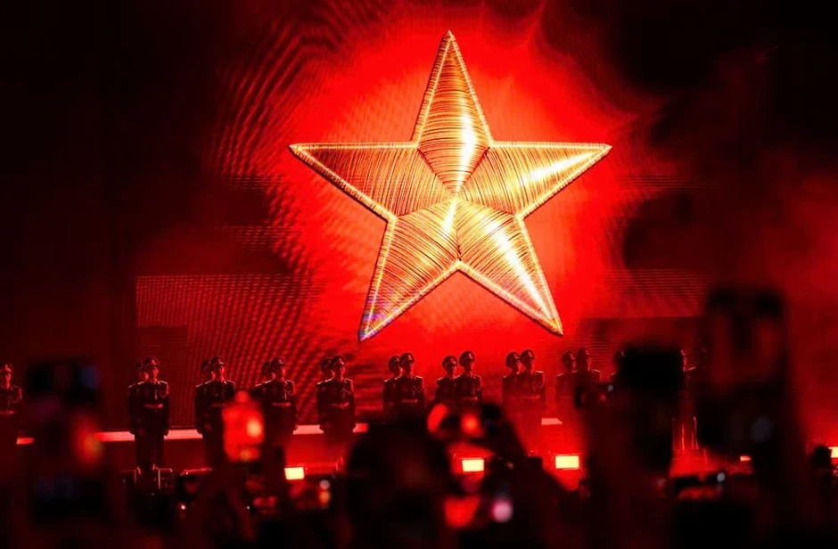 Nam MC áp lực khi dẫn concert quốc gia 40.000 người