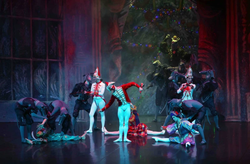 Nghệ sĩ ballet Nga thăng hoa trên sân khấu Nhà hát Hồ Gươm cùng tuyệt phẩm “Kẹp hạt dẻ” Nghệ sĩ ballet Nga thăng hoa trên sân khấu Nhà hát Hồ Gươm cùng tuyệt phẩm “Kẹp hạt dẻ”