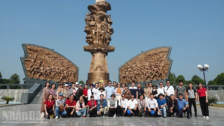 Nghệ sĩ Thành phố Hồ Chí Minh trao đổi về các vấn đề sân khấu tại Chiến khu Đ Nghệ sĩ Thành phố Hồ Chí Minh trao đổi về các vấn đề sân khấu tại Chiến khu Đ