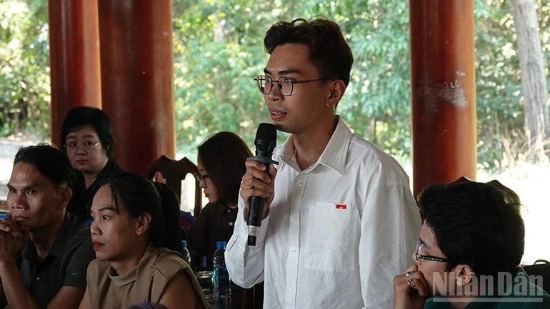 Nghệ sĩ Thành phố Hồ Chí Minh trao đổi về các vấn đề sân khấu tại Chiến khu Đ Nghệ sĩ Thành phố Hồ Chí Minh trao đổi về các vấn đề sân khấu tại Chiến khu Đ
